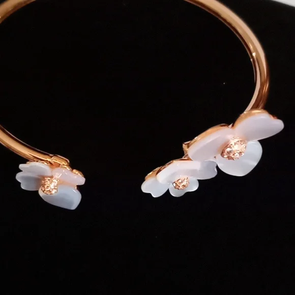 Kate Spade Bracelet(SALE) Free shipping!! ONLY 1 LEFT!!! - Picture 2 of 10